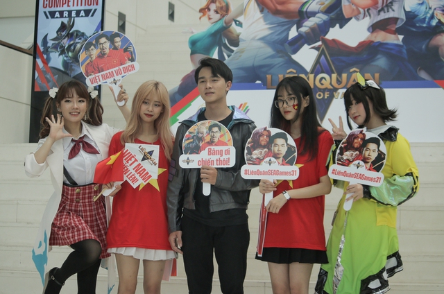 Liên Quân Việt Nam có chiến thắng đầu tiên tại SEA Games 31, fan nữ Liên Quân cực “cháy” trong ngày khai màn! - Ảnh 6. Liên Quân Việt Nam có chiến thắng đầu tiên tại SEA Games 31, fan nữ Liên Quân cực “cháy” trong ngày khai màn! - Ảnh 6.