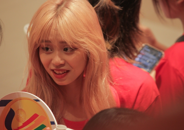 Liên Quân Việt Nam có chiến thắng đầu tiên tại SEA Games 31, fan nữ Liên Quân cực “cháy” trong ngày khai màn! - Ảnh 8. Liên Quân Việt Nam có chiến thắng đầu tiên tại SEA Games 31, fan nữ Liên Quân cực “cháy” trong ngày khai màn! - Ảnh 8.