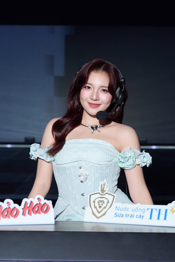 Xinh như búp bê, MC Phương Thảo hút mọi ánh nhìn ngày Chung kết Liên Quân Mobile- Ảnh 5. Xinh như búp bê, MC Phương Thảo hút mọi ánh nhìn ngày Chung kết Liên Quân Mobile- Ảnh 5.