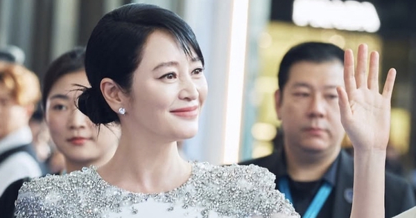 Màn ảnh Hàn có một mỹ nhân trẻ mãi không già, U55 vẫn quyến rũ ngút ngàn khiến bao người ghen tị img4476 1732287870262 1732287875113122982930 287 0 697 783 crop 17322879410302078129865jpg