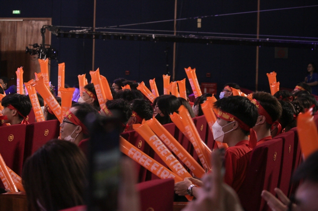 Hai đại diện Free Fire Việt Nam quyết tâm thay đổi thứ hạng sau ngày thi đấu đầu tiên, fan tích cực truyền nhiệt! - Ảnh 13. Hai đại diện Free Fire Việt Nam quyết tâm thay đổi thứ hạng sau ngày thi đấu đầu tiên, fan tích cực truyền nhiệt! - Ảnh 13.