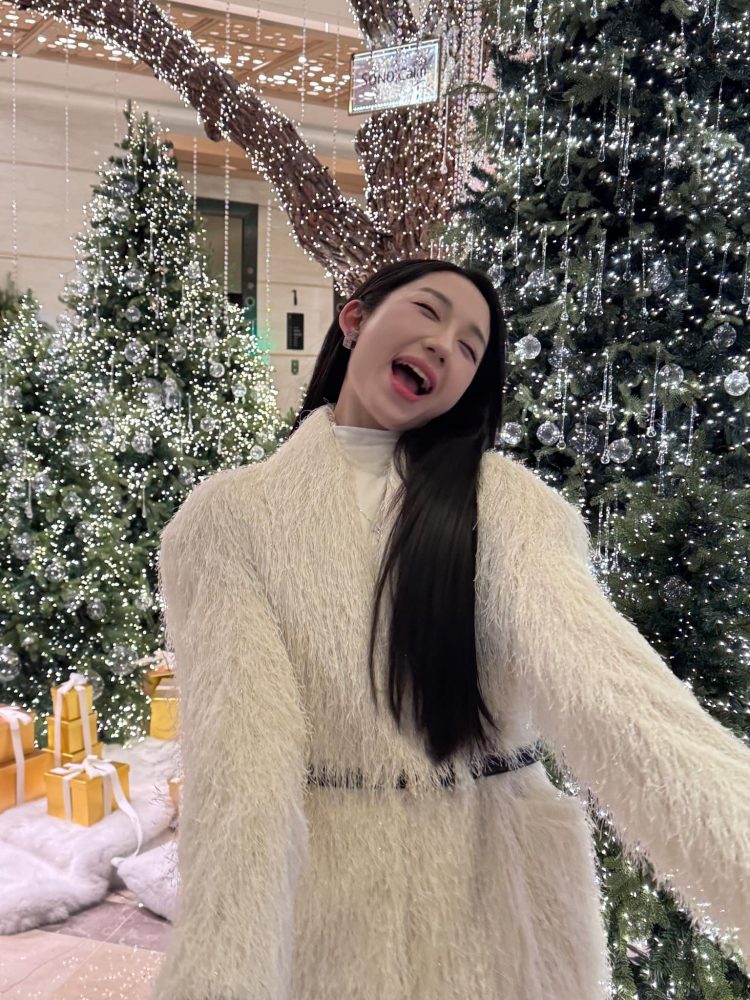 Mina Young đăng ảnh mặt đẹp như nàng thơ, vóc dáng gợi cảm muôn phần j1 1