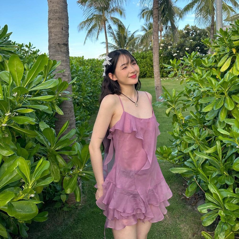 Kim Chung Phan khoe vòng một đầy đặn khiến fan hâm mộ phải "trầm trồ" j2