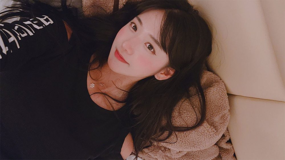 Cúi người quá sâu để cảm ơn fan, nữ streamer rơi luôn 'phụ tùng' quan trọng - Ảnh 4.