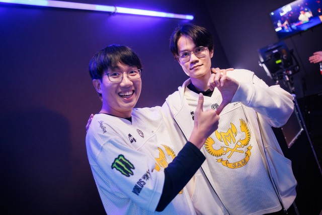 Kiaya đôi lúc cũng cần những đồng đội chia sẻ gánh nặng với mình Kiaya đôi lúc cũng cần những đồng đội chia sẻ gánh nặng với mình