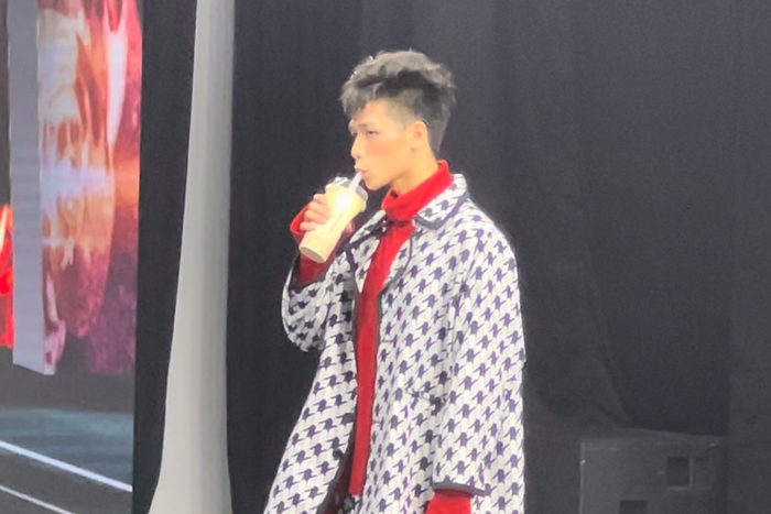 Sau màn "combat" với hoa hậu Ý Nhi, game thủ PUBG Mobile cầm hẳn trà sữa lên sàn catwalk - Ảnh 4. Sau màn "combat" với hoa hậu Ý Nhi, game thủ PUBG Mobile cầm hẳn trà sữa lên sàn catwalk - Ảnh 4.