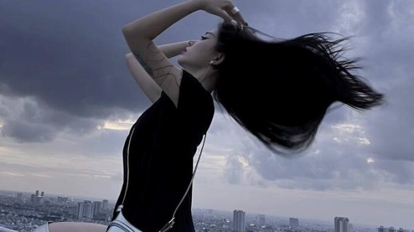 Linh Ngọc Đàm không còn hở mà ngày càng ra dáng fashionista với phong cách "dị" 26 Linh Ngọc Đàm không còn hở mà ngày càng ra dáng fashionista với phong cách "dị" kl 2 jpg 3