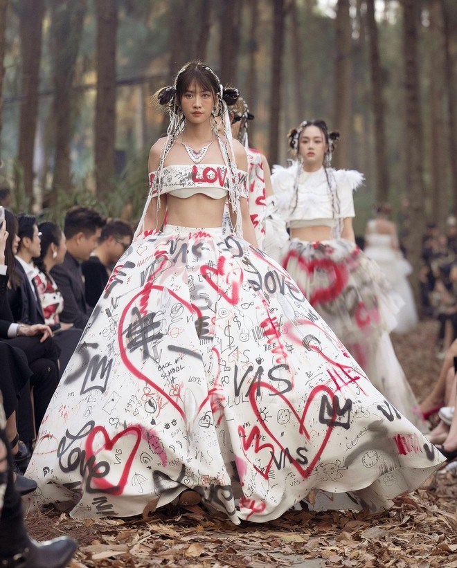 lebong953126077481134893043819488569850144599728372n-16870066593011371554129-1687162719263-16871627193361642028771 Từng nặng 70kg, nữ MC giảm cân ngoạn mục để có thân hình đồng hồ cát lebong953126077481134893043819488569850144599728372n 16870066593011371554129 1687162719263 16871627193361642028771