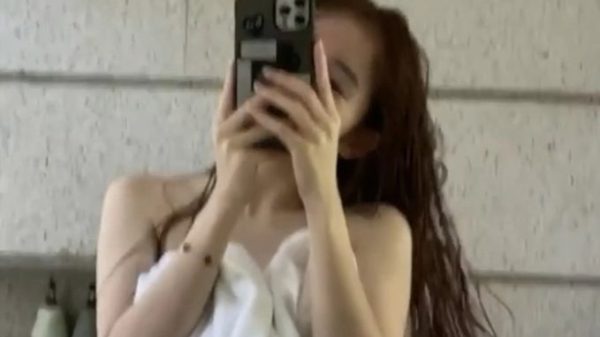 Bạn gái ADC bị fan đòi hủy follow với clip hờ hững che khăn tắm nhún nhảy: Khoảnh khắc đầy hớ hênh lo 2 jpg