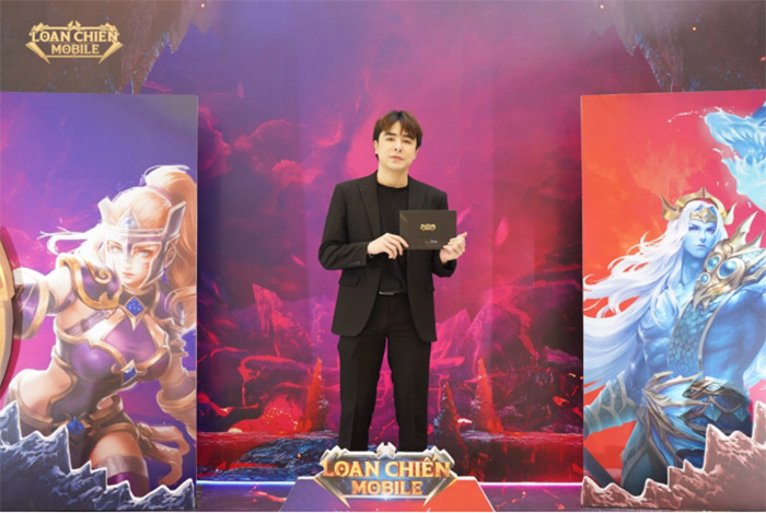 loan-chien-mobile-tang-iphone-13-pro-max-1 “Chơi lớn” như Loạn Chiến Mobile: Tặng luôn iPhone 13 Promax cho khách mời tham gia họp báo loan chien mobile tang iphone 13 pro max 1