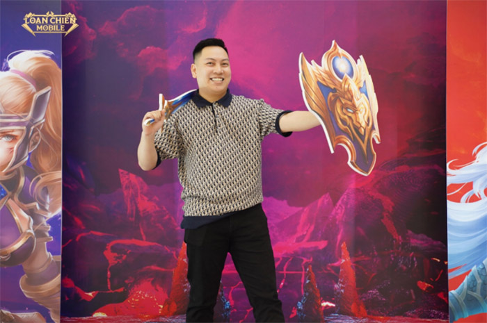 loan-chien-mobile-tang-iphone-13-pro-max-2 “Chơi lớn” như Loạn Chiến Mobile: Tặng luôn iPhone 13 Promax cho khách mời tham gia họp báo loan chien mobile tang iphone 13 pro max 2