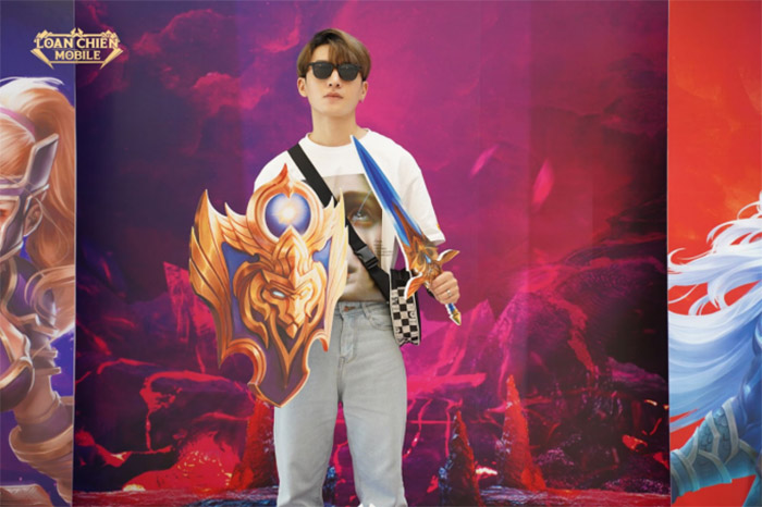 loan-chien-mobile-tang-iphone-13-pro-max-5 “Chơi lớn” như Loạn Chiến Mobile: Tặng luôn iPhone 13 Promax cho khách mời tham gia họp báo loan chien mobile tang iphone 13 pro max 5