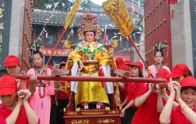 Mỹ nhân đẹp đến mức được người dân dựng tượng, thờ tụng như nữ thần- Ảnh 5. Mỹ nhân đẹp đến mức được người dân dựng tượng, thờ tụng như nữ thần- Ảnh 5.