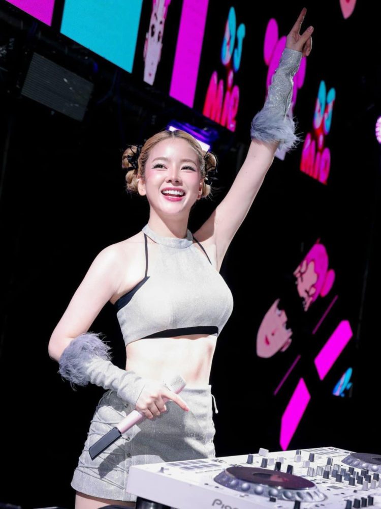 m1-1 Nữ DJ Mie khoe vòng một đầy đặn khiến cộng đồng mạng "đứng ngồi không yên" m1 1