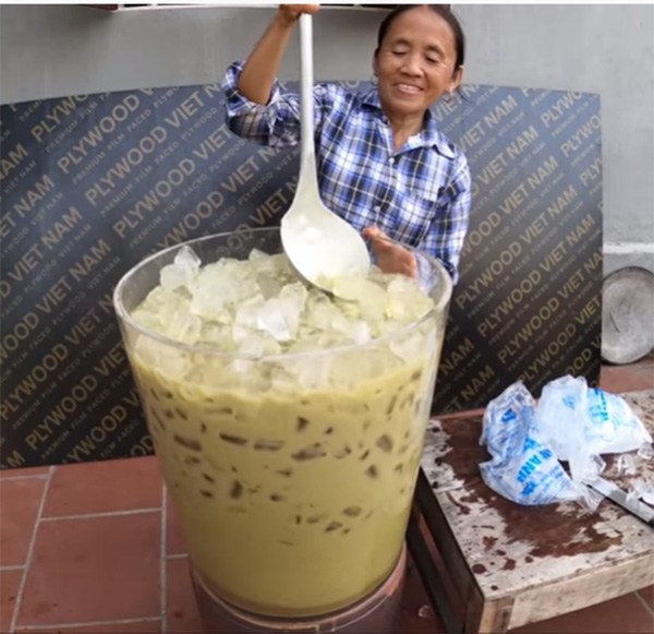 Ngụp lặn trong nhiều drama, Bà Tân Vlog khoe thành quả "khủng" sau 5 năm YouTube - Ảnh 1. Ngụp lặn trong nhiều drama, Bà Tân Vlog khoe thành quả "khủng" sau 5 năm YouTube - Ảnh 1.