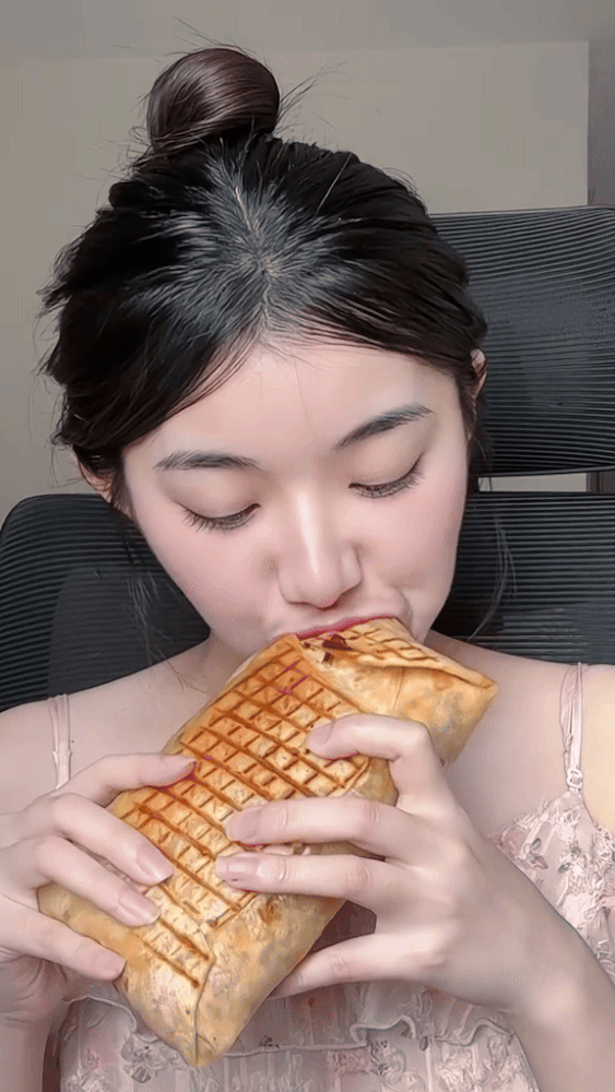 Chán mukbang bình thường, tiên nữ ngồi ăn trong xế hộp, khéo léo "chơi chiêu" giữa ồn ào đạo nhái - Ảnh 1.