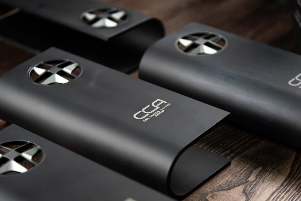 Hé lộ hình ảnh chiếc cúp đậm chất nghệ thuật của Car Choice Awards 2022 trước giờ G - Ảnh 3.