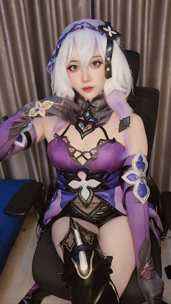 Black Swan bước ra từ thế giới ảo: Màn cosplay đầy ấn tượng của nữ coser Sakura Chan nrksp4n