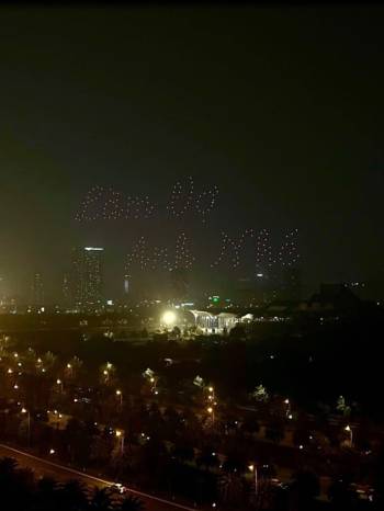 Nữ chính ngôn tình của màn cầu hôn bằng 200 flycam nổi nhất Mỹ Đình được xác định, nhan sắc ra sao? - Ảnh 1. Nữ chính ngôn tình của màn cầu hôn bằng 200 flycam nổi nhất Mỹ Đình được xác định, nhan sắc ra sao? - Ảnh 1.