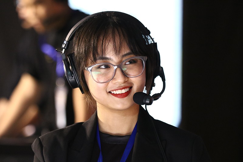 Thiệp cưới đầy độc đáo của Minh Nghi và Bomman: Nổi bật với nhiều sắc màu op