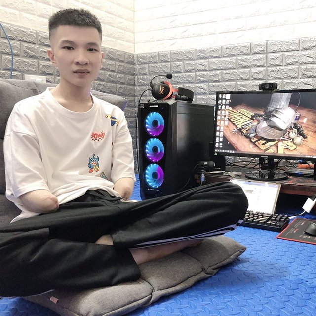 Streamer nổi tiếng chơi game bằng chân công khai bạn gái "xinh như mộng", fan nam ghen tị ra mặt! - Ảnh 1.