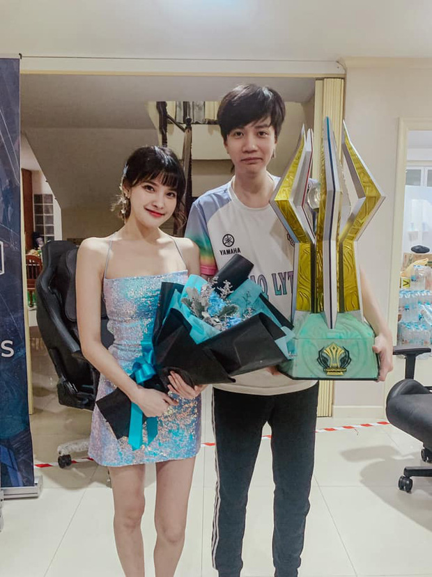 "Đánh chiếm" trái tim của nữ MC hàng đầu Liên Quân Thái, nam tuyển thủ gặp may hay bản lĩnh? - Ảnh 2.