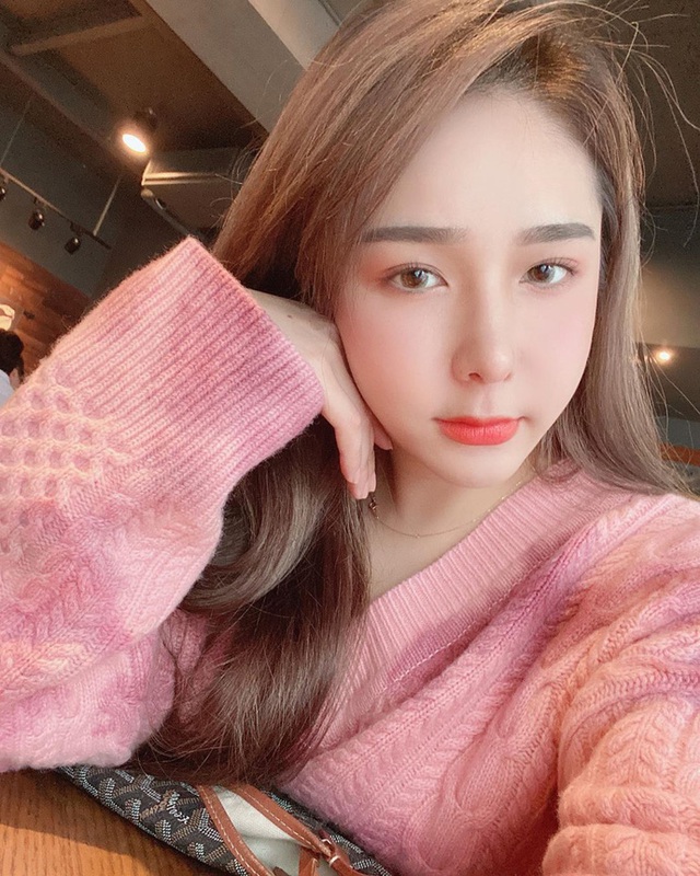 Sức nặng từ áp lực KPI, các nữ streamer trưng diện phong cách lạnh phổi bất chấp thời tiết giá lạnh - Ảnh 2. Sức nặng từ áp lực KPI, các nữ streamer trưng diện phong cách lạnh phổi bất chấp thời tiết giá lạnh - Ảnh 2.