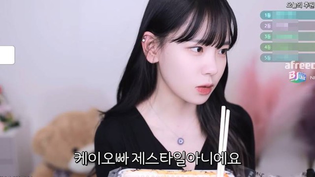 Bị quấy rối sau tin đồn hẹn hò với đồng nghiệp, nữ streamer quyết định hành xử vì có tiếng mà không có miếng - Ảnh 2. Bị quấy rối sau tin đồn hẹn hò với đồng nghiệp, nữ streamer quyết định hành xử vì có tiếng mà không có miếng - Ảnh 2.