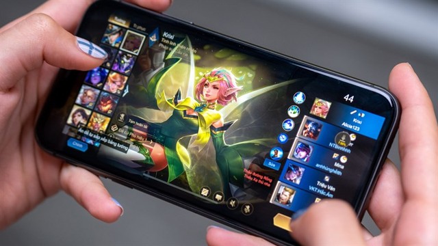 Cảnh báo! Giữ thói quen chơi điện thoại nguy hiểm, một game thủ Việt trả giá đắt bằng chính đôi mắt mình - Ảnh 1.