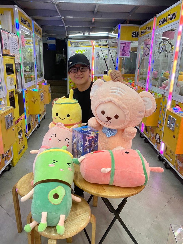 BLV Esports bất ngờ trổ tài gắp gấu, được fan phong “chiến thần” bởi sức “công phá” khó tin - Ảnh 2. BLV Esports bất ngờ trổ tài gắp gấu, được fan phong “chiến thần” bởi sức “công phá” khó tin - Ảnh 2.