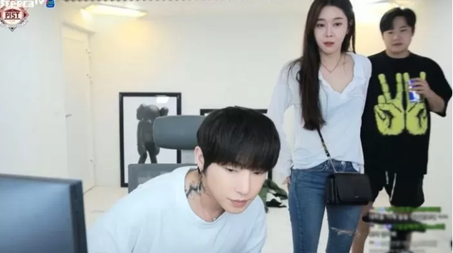 Bị nghi ngờ đụng chạm dao kéo, các nữ streamer “nảy số dùng chiêu không ai ngờ tới! - Ảnh 1. Bị nghi ngờ đụng chạm dao kéo, các nữ streamer “nảy số dùng chiêu không ai ngờ tới! - Ảnh 1.