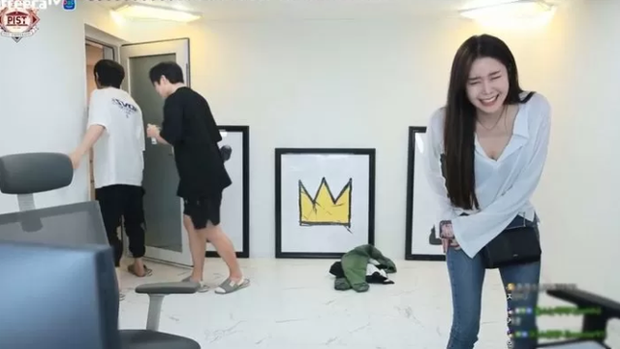 Bị nghi ngờ đụng chạm dao kéo, các nữ streamer “nảy số dùng chiêu không ai ngờ tới! - Ảnh 2. Bị nghi ngờ đụng chạm dao kéo, các nữ streamer “nảy số dùng chiêu không ai ngờ tới! - Ảnh 2.