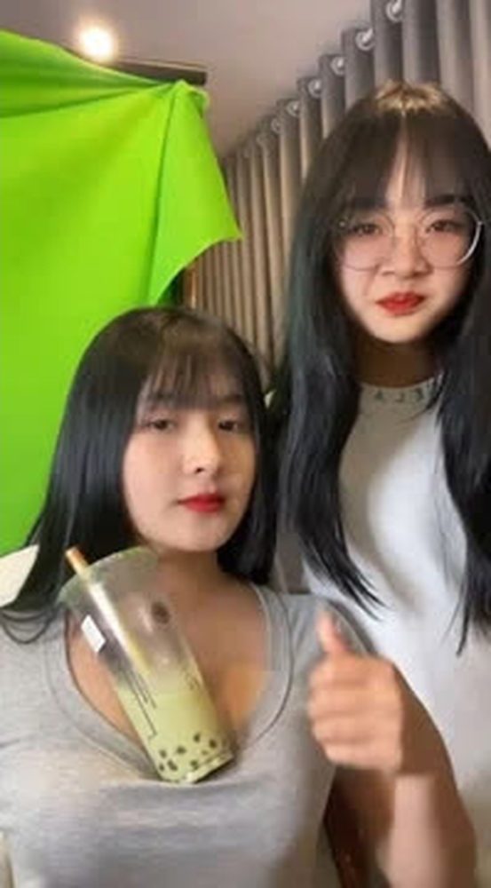 Sau vụ check-in phản cảm tại Hội An, hot girl “bán quạt” lại bắt chước Quỳnh Alee tạo dáng đặt đồ uống vào giữa tâm hồn - Ảnh 3. Sau vụ check-in phản cảm tại Hội An, hot girl “bán quạt” lại bắt chước Quỳnh Alee tạo dáng đặt đồ uống vào giữa tâm hồn - Ảnh 3.