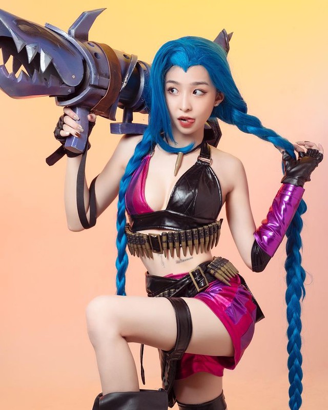 Ngắm loạt ảnh "không tầm thường" của nữ thần từng cosplay Jinx, táo bạo khoe đường cong "cực khét" - Ảnh 1.