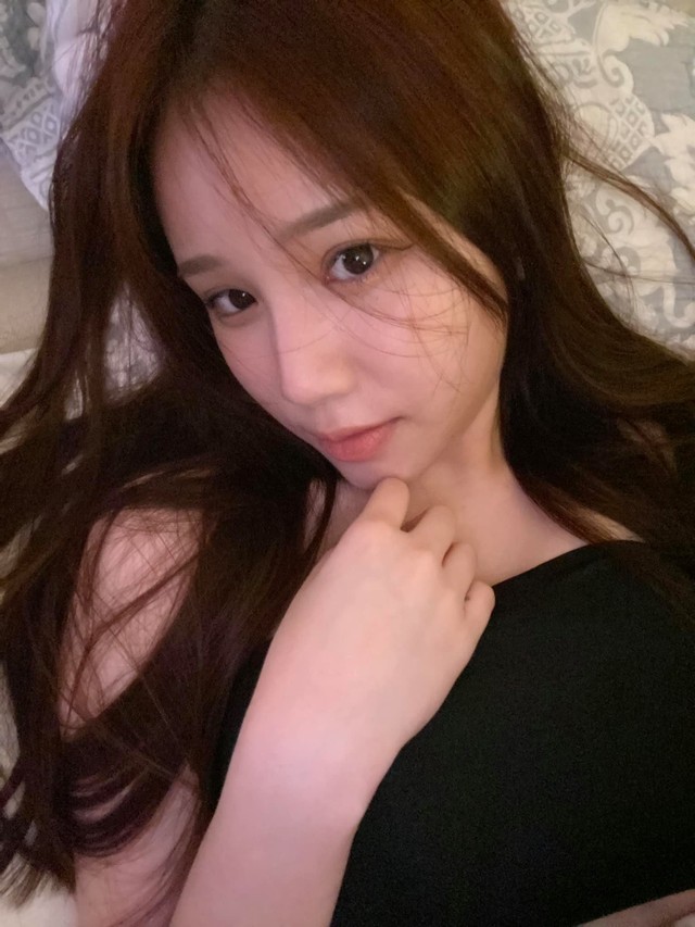 Tung hình ảnh lộ hàng của bản thân, nữ streamer thu hút gần nửa triệu lượt xem và lời cảnh tỉnh về những content r*c - Ảnh 2. Tung hình ảnh lộ hàng của bản thân, nữ streamer thu hút gần nửa triệu lượt xem và lời cảnh tỉnh về những content r*c - Ảnh 2.