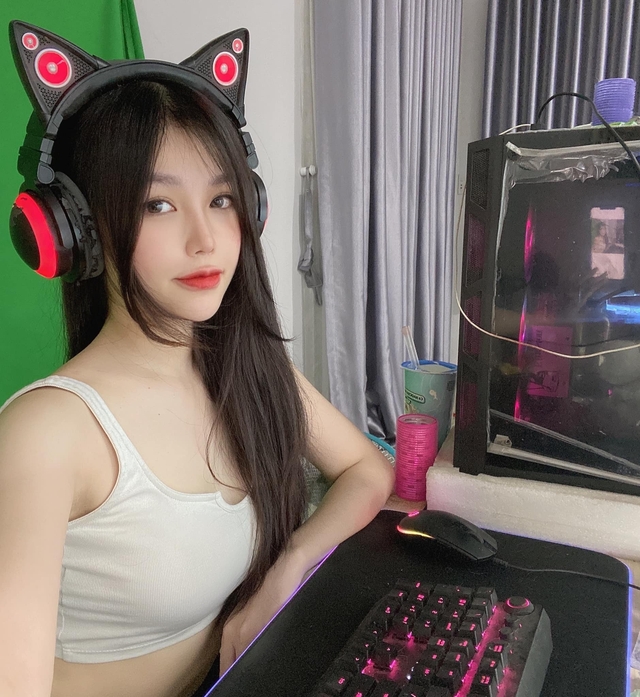 Mặc nội y ngồi lì trước máy tính, nữ game thủ bị mẹ “gank”, phụ huynh còn phát biểu một câu cực ái ngại - Ảnh 1.