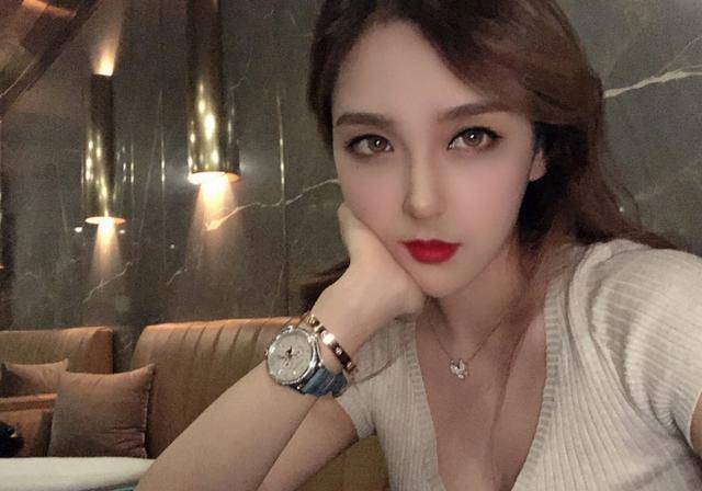 Nữ BLV nóng bỏng lộ nhan sắc quá khứ gây “choáng váng”, nhiều người không tin đây là một người - Ảnh 2. Nữ BLV nóng bỏng lộ nhan sắc quá khứ gây “choáng váng”, nhiều người không tin đây là một người - Ảnh 2.