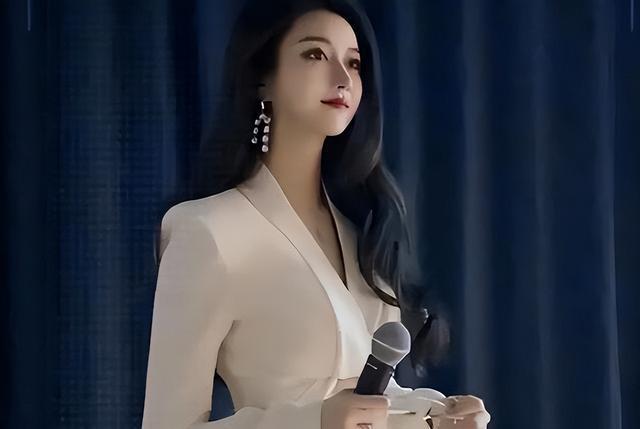 Bị sinh viên chụp trộm, nữ giảng viên xinh đẹp vẫn thần thái ngút trời, nhan sắc đỉnh cao không “góc chết” - Ảnh 1. Bị sinh viên chụp trộm, nữ giảng viên xinh đẹp vẫn thần thái ngút trời, nhan sắc đỉnh cao không “góc chết” - Ảnh 1.