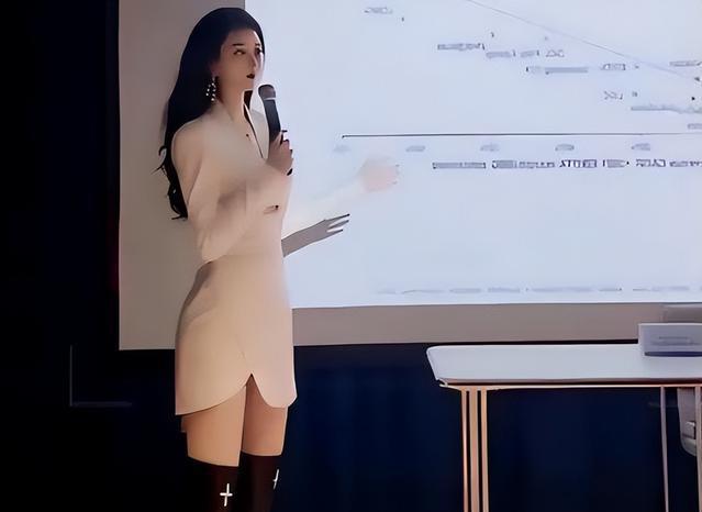 Bị sinh viên chụp trộm, nữ giảng viên xinh đẹp vẫn thần thái ngút trời, nhan sắc đỉnh cao không “góc chết” - Ảnh 3. Bị sinh viên chụp trộm, nữ giảng viên xinh đẹp vẫn thần thái ngút trời, nhan sắc đỉnh cao không “góc chết” - Ảnh 3.