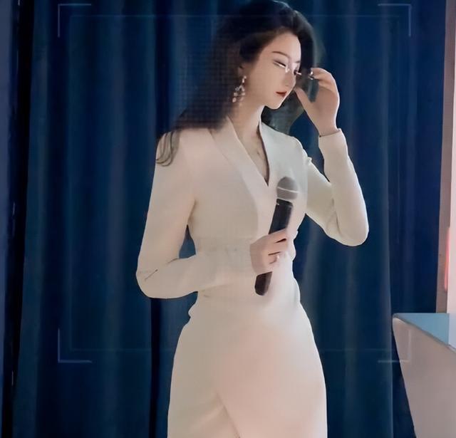 Bị sinh viên chụp trộm, nữ giảng viên xinh đẹp vẫn thần thái ngút trời, nhan sắc đỉnh cao không “góc chết” - Ảnh 4. Bị sinh viên chụp trộm, nữ giảng viên xinh đẹp vẫn thần thái ngút trời, nhan sắc đỉnh cao không “góc chết” - Ảnh 4.