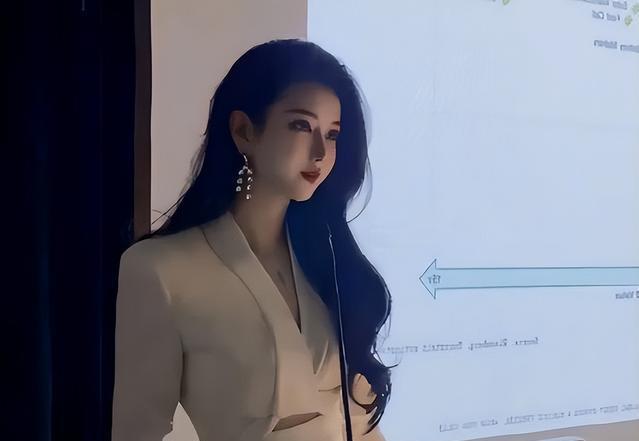 Bị sinh viên chụp trộm, nữ giảng viên xinh đẹp vẫn thần thái ngút trời, nhan sắc đỉnh cao không “góc chết” - Ảnh 5. Bị sinh viên chụp trộm, nữ giảng viên xinh đẹp vẫn thần thái ngút trời, nhan sắc đỉnh cao không “góc chết” - Ảnh 5.