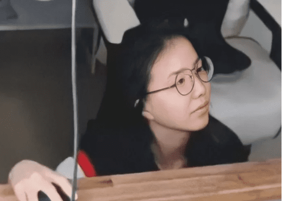 Những phản ứng trái ngược của các nữ streamer khi lộ nhan sắc gây thất vọng trên sóng - Ảnh 3. Những phản ứng trái ngược của các nữ streamer khi lộ nhan sắc gây thất vọng trên sóng - Ảnh 3.