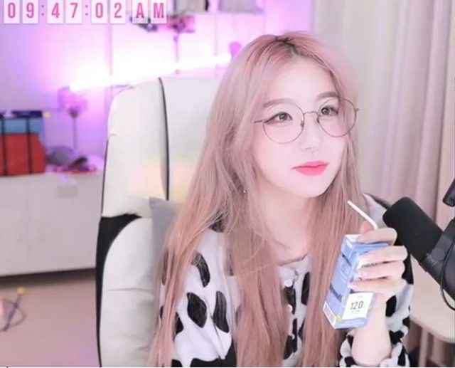 Những phản ứng trái ngược của các nữ streamer khi lộ nhan sắc gây thất vọng trên sóng - Ảnh 4. Những phản ứng trái ngược của các nữ streamer khi lộ nhan sắc gây thất vọng trên sóng - Ảnh 4.