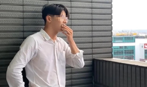 Nhờ bạn cùng phòng chơi game hộ để “lấy le” với crush, anh chàng nhận về tình huống khó xử phải cầu cứu CĐM - Ảnh 1.