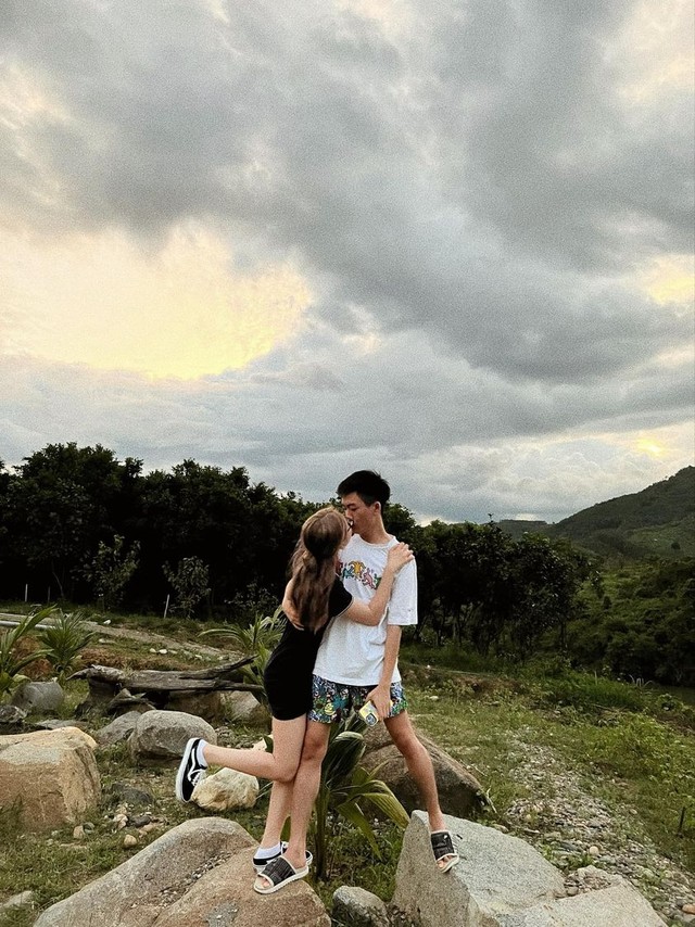 Vừa tậu xe sang, cặp đôi nổi tiếng Liên Quân ngay lập tức vi vu “hâm nóng” tình cảm - Ảnh 3. Vừa tậu xe sang, cặp đôi nổi tiếng Liên Quân ngay lập tức vi vu “hâm nóng” tình cảm - Ảnh 3.