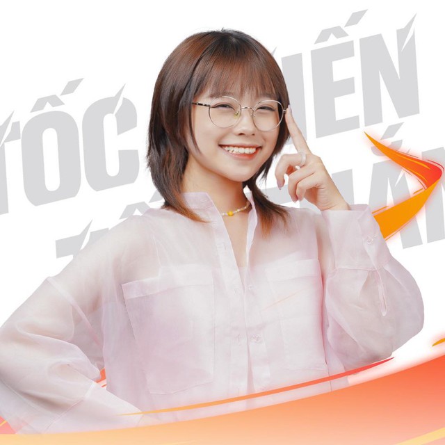 Gặp tình huống bất ngờ trên sóng, nữ MC Tốc Chiến lộ rõ vẻ hoang mang - Ảnh 1. Gặp tình huống bất ngờ trên sóng, nữ MC Tốc Chiến lộ rõ vẻ hoang mang - Ảnh 1.