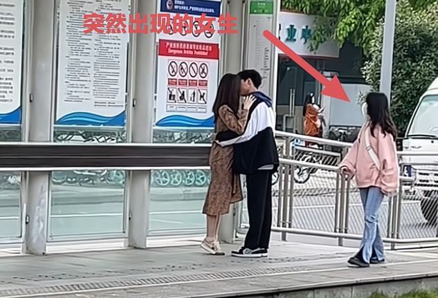 Nhìn chằm chằm vào cặp nhân tình trên phố, cô gái bị hiểu nhầm có hành động “kém duyên - Ảnh 2.