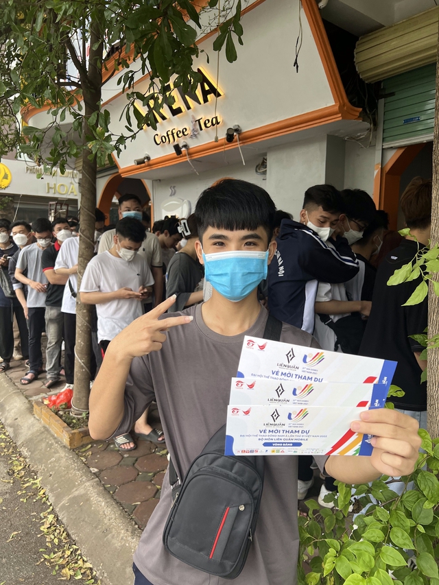 Quá cuồng nhiệt, CĐV Việt Nam chấp nhận xếp hàng qua đêm chờ nhận vé xem Esports, chẳng kém dòng người chờ mua iPhone! - Ảnh 1. Quá cuồng nhiệt, CĐV Việt Nam chấp nhận xếp hàng qua đêm chờ nhận vé xem Esports, chẳng kém dòng người chờ mua iPhone! - Ảnh 1.