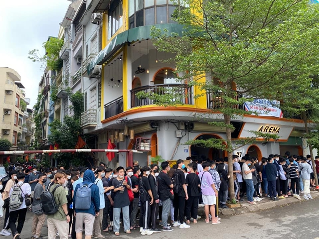 Quá cuồng nhiệt, CĐV Việt Nam chấp nhận xếp hàng qua đêm chờ nhận vé xem Esports, chẳng kém dòng người chờ mua iPhone! - Ảnh 2. Quá cuồng nhiệt, CĐV Việt Nam chấp nhận xếp hàng qua đêm chờ nhận vé xem Esports, chẳng kém dòng người chờ mua iPhone! - Ảnh 2.