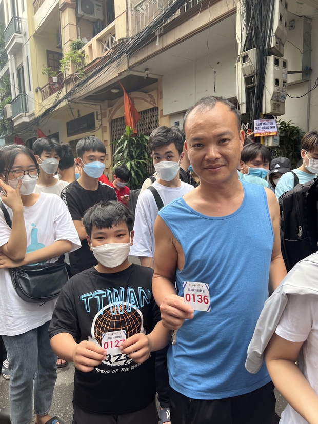 Quá cuồng nhiệt, CĐV Việt Nam chấp nhận xếp hàng qua đêm chờ nhận vé xem Esports, chẳng kém dòng người chờ mua iPhone! - Ảnh 3. Quá cuồng nhiệt, CĐV Việt Nam chấp nhận xếp hàng qua đêm chờ nhận vé xem Esports, chẳng kém dòng người chờ mua iPhone! - Ảnh 3.